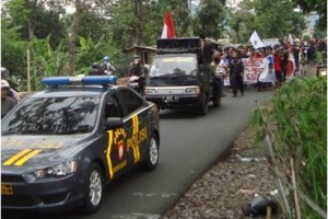 Tampak, mobil patroli kepilisian Cianjur mengawal ketat ratusan massa sasat demo penambangan pasir besi di Cianjur Selatan.